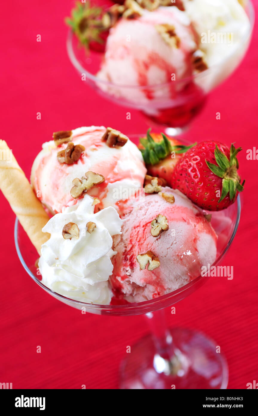 Erdbeer Eisbecher mit frischen Erdbeeren und Walnüssen Stockfoto