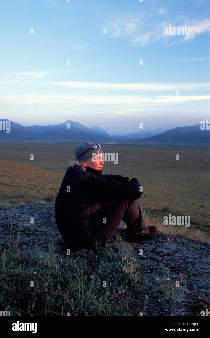 Frau Wanderer auf Bergrücken mit Blick auf Noatak River Tal, Brooks Range, Tore der Arctic National Park, Alaska Stockfoto