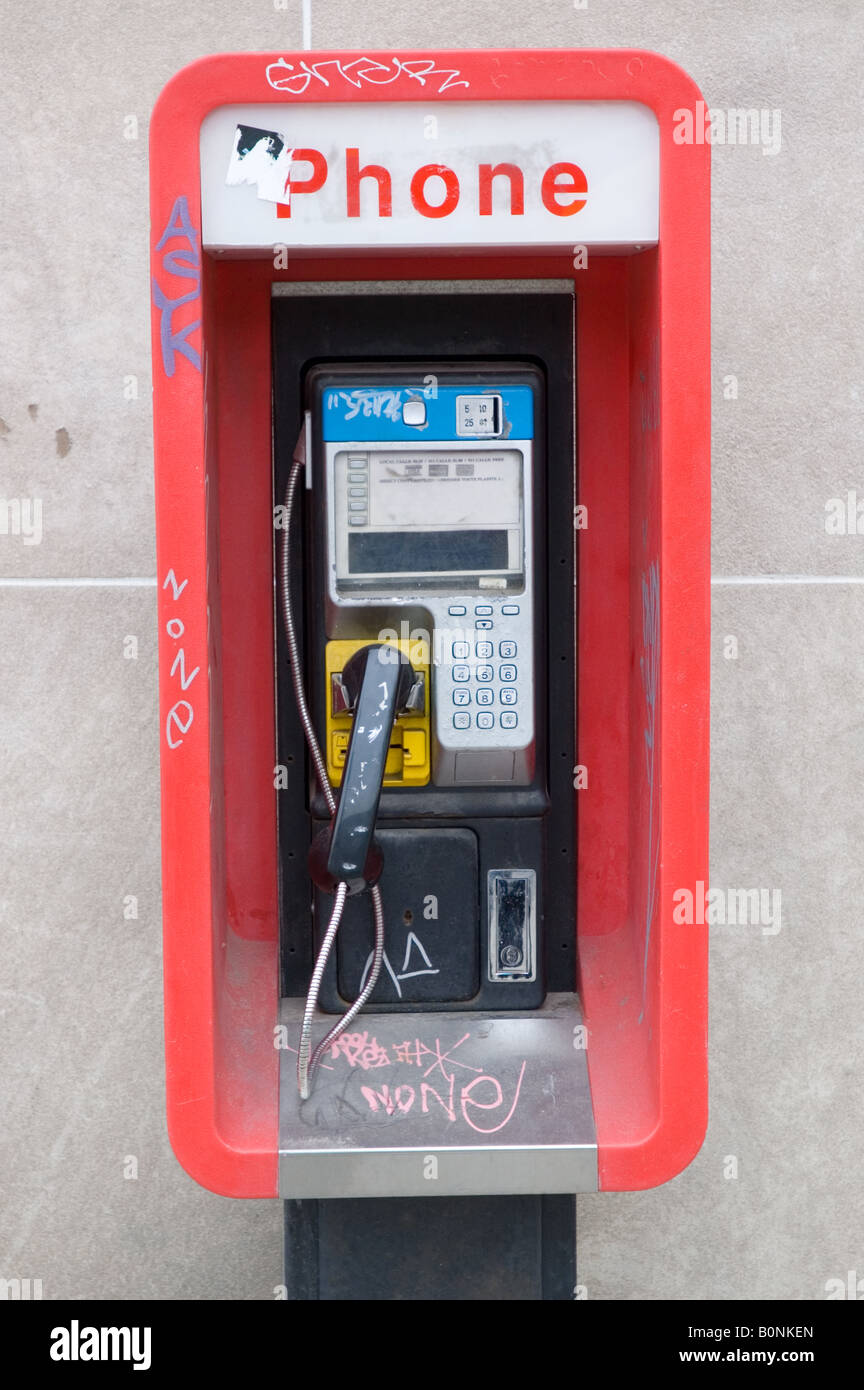 Öffentliche Telefone in Graffiti bedeckt Stockfoto