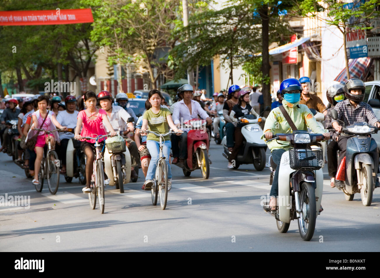 Datenverkehr über Ly Thuong Kiet, Hanoi, Vietnam Stockfoto