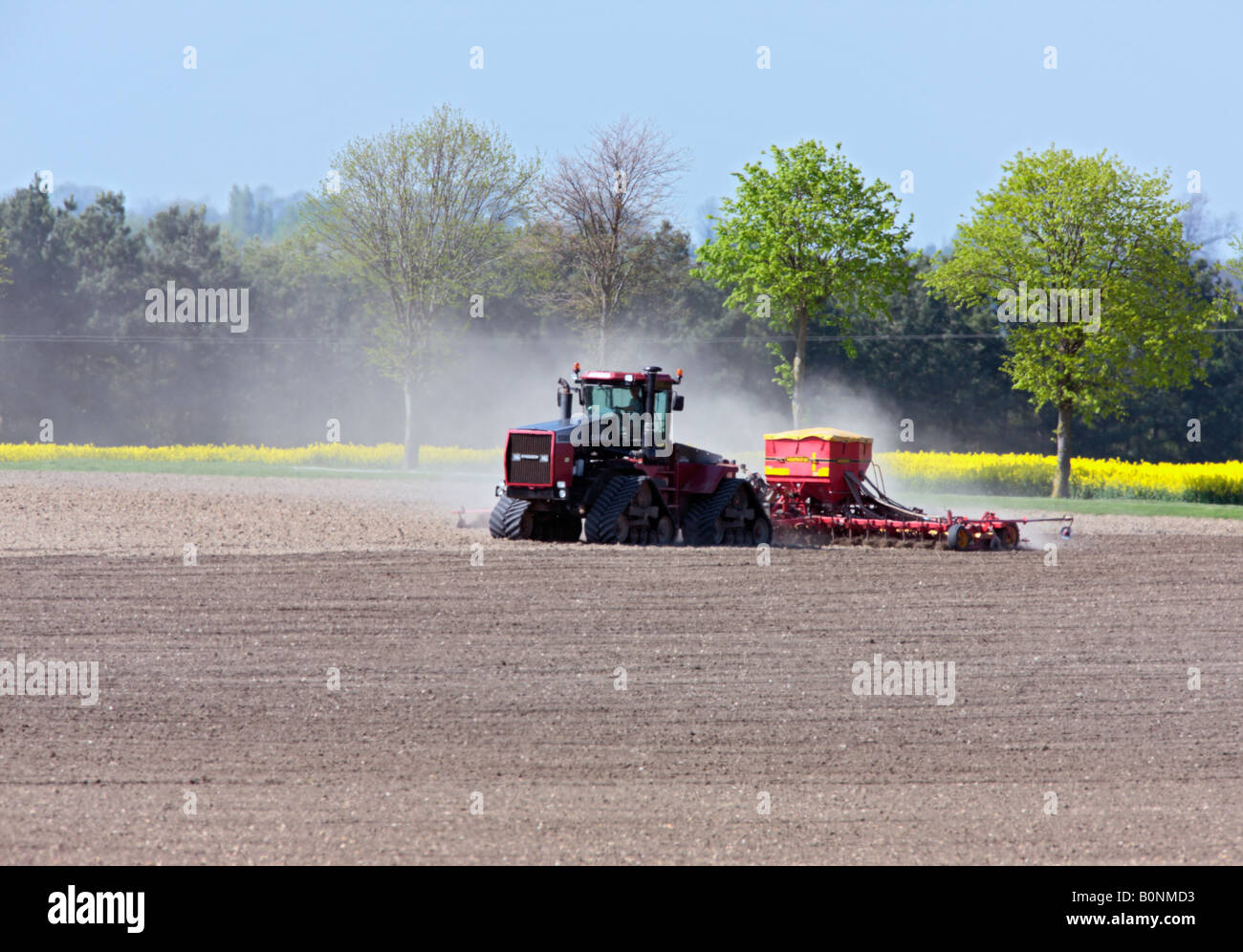 Großen verfolgt Traktor Bohren Feld Ashwell Hertfordshire Stockfoto