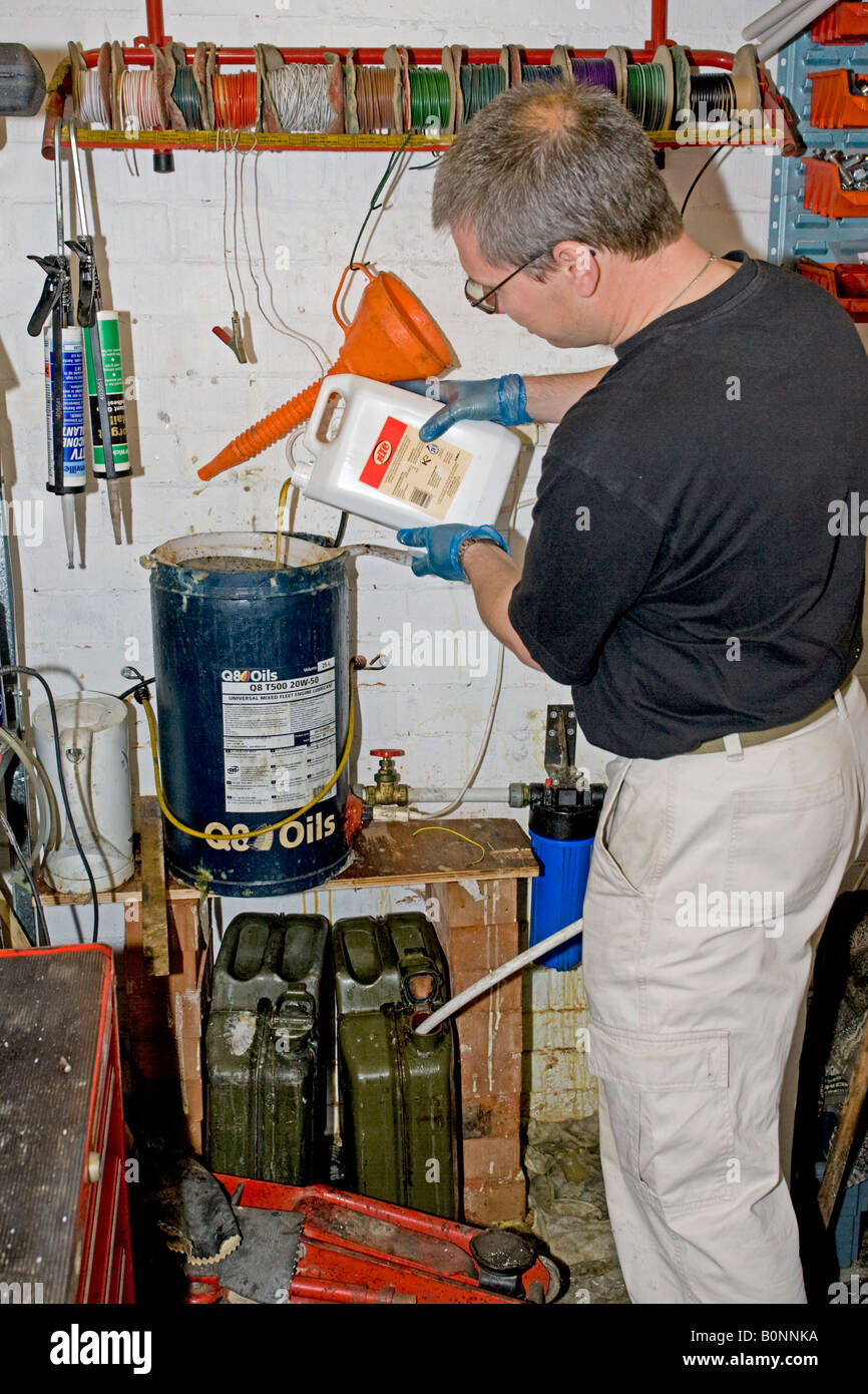 Mechaniker in der Werkstatt, die Herstellung von Biodiesel aus gebrauchten Chip Frittieröl Cotswolds UK Stockfoto