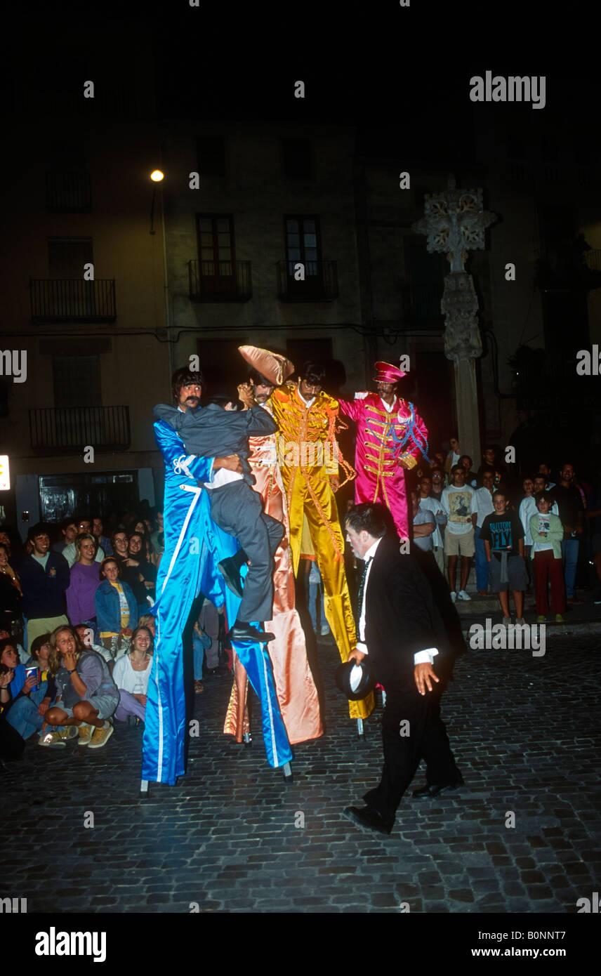 Die Beatles auf Stelzen + Laurel & Hardy Stockfoto