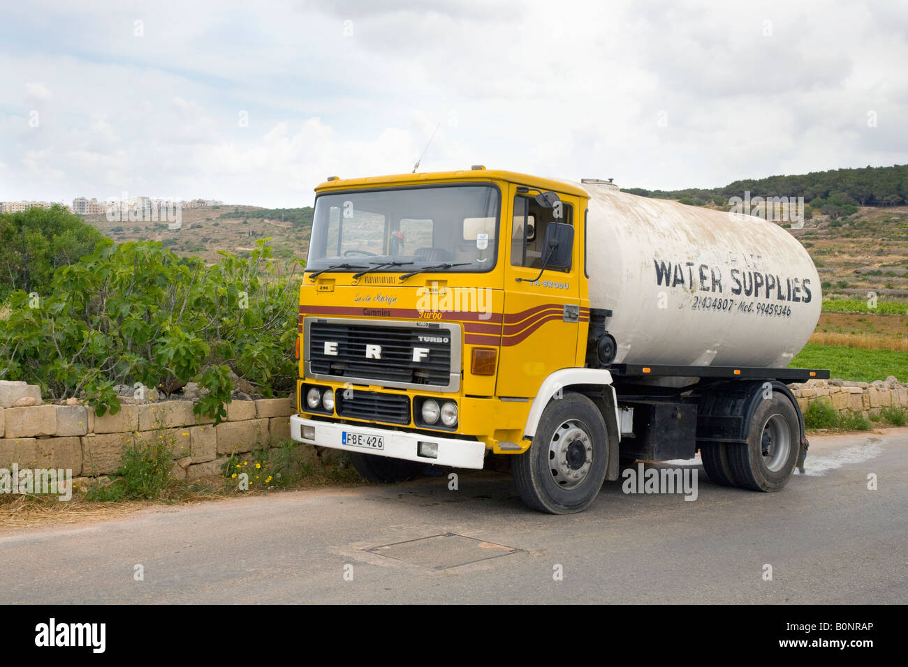 Wasservorräte werden von Yellow ERF Cummins Turbo Water Bowser in Malta geliefert Stockfoto