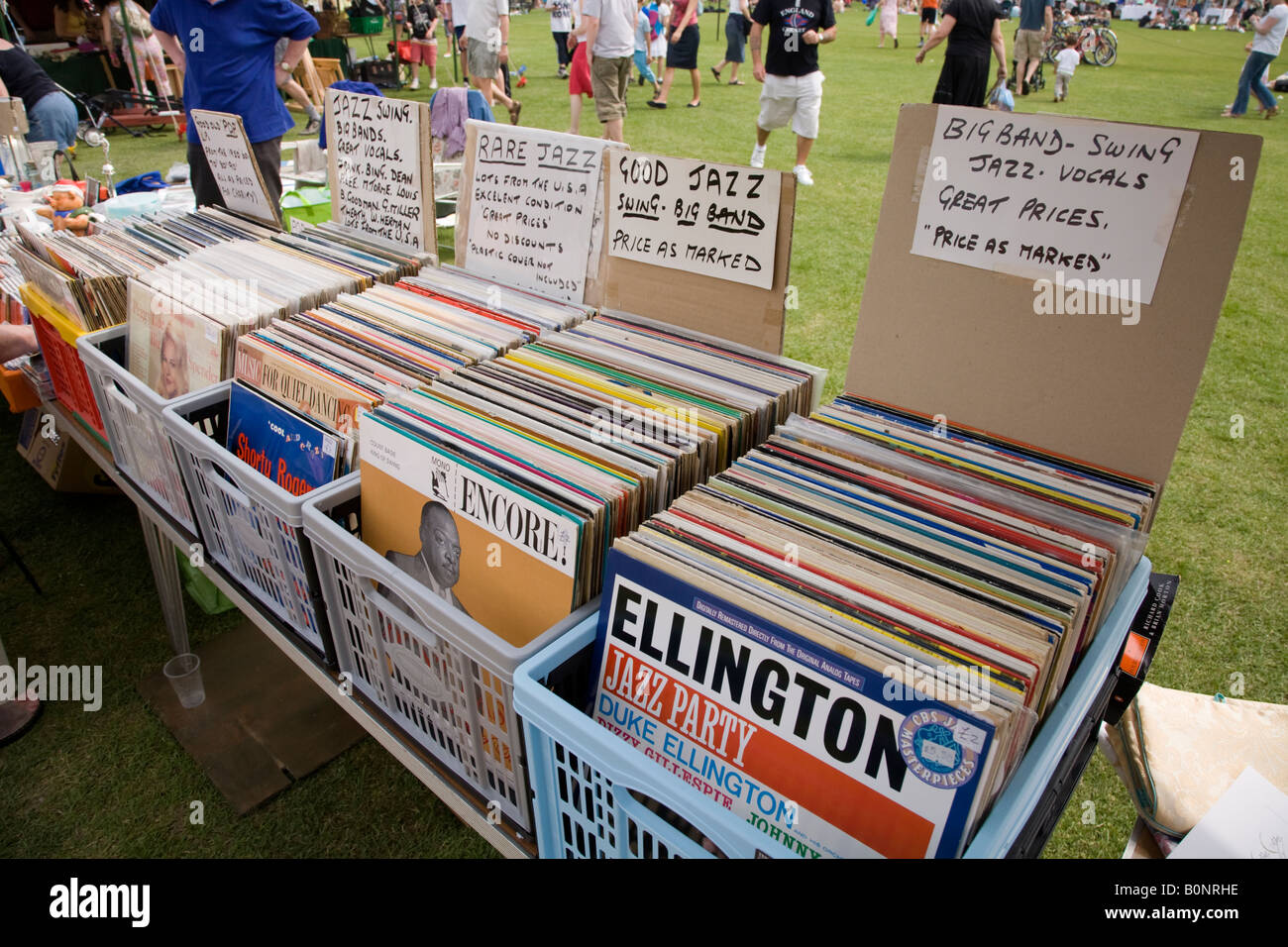 Jazz LP Vinyl-Schallplatten zum Verkauf an eine Wohltätigkeitsorganisation Kofferraum stall an der Richmond nach Themse May Fair, 2008 Stockfoto