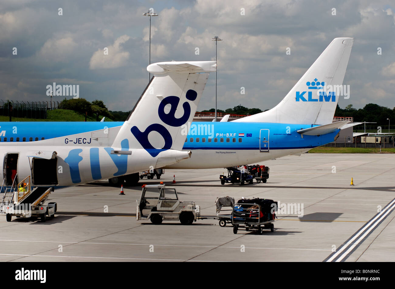 Flybe und KLM Flugzeug Stockfoto