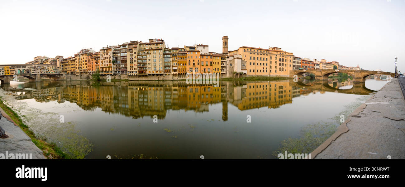 Panorama von den Ufern des Flusses Arno in der Mitte von Florenz (Firenze) in der Nähe der Altstadt. Stockfoto