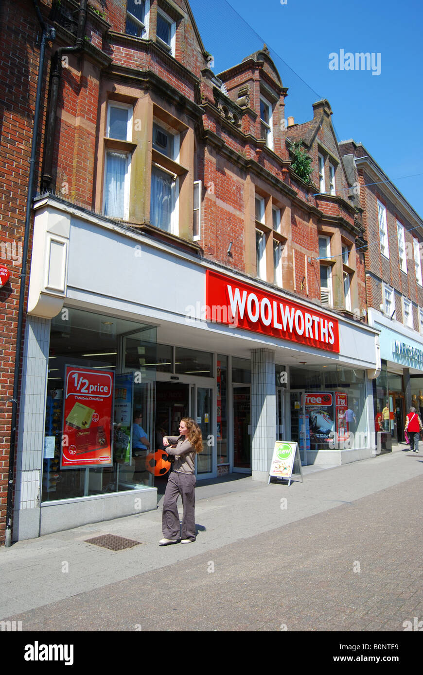 PLC-Kaufhaus Woolworths Fassade, Südstraße, Dorchester, Dorset, England, Vereinigtes Königreich Stockfoto