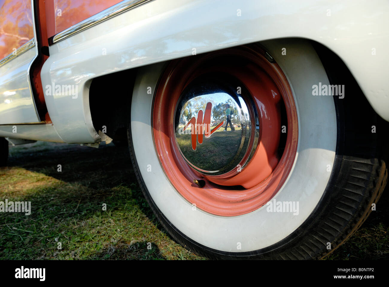 1957 Austin Nash Metropolitan, Detail des Hinterrades und Radkappe Stockfoto