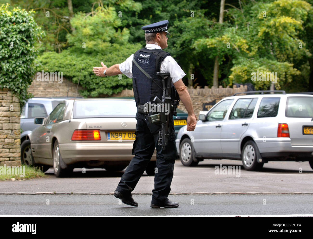 BEWAFFNETE POLIZEI ÜBERPRÜFEN BESUCHER HIGHGROVE GLOUCESTERSHIRE HAUS PRINZ CHARLES JULI 2007 Stockfoto