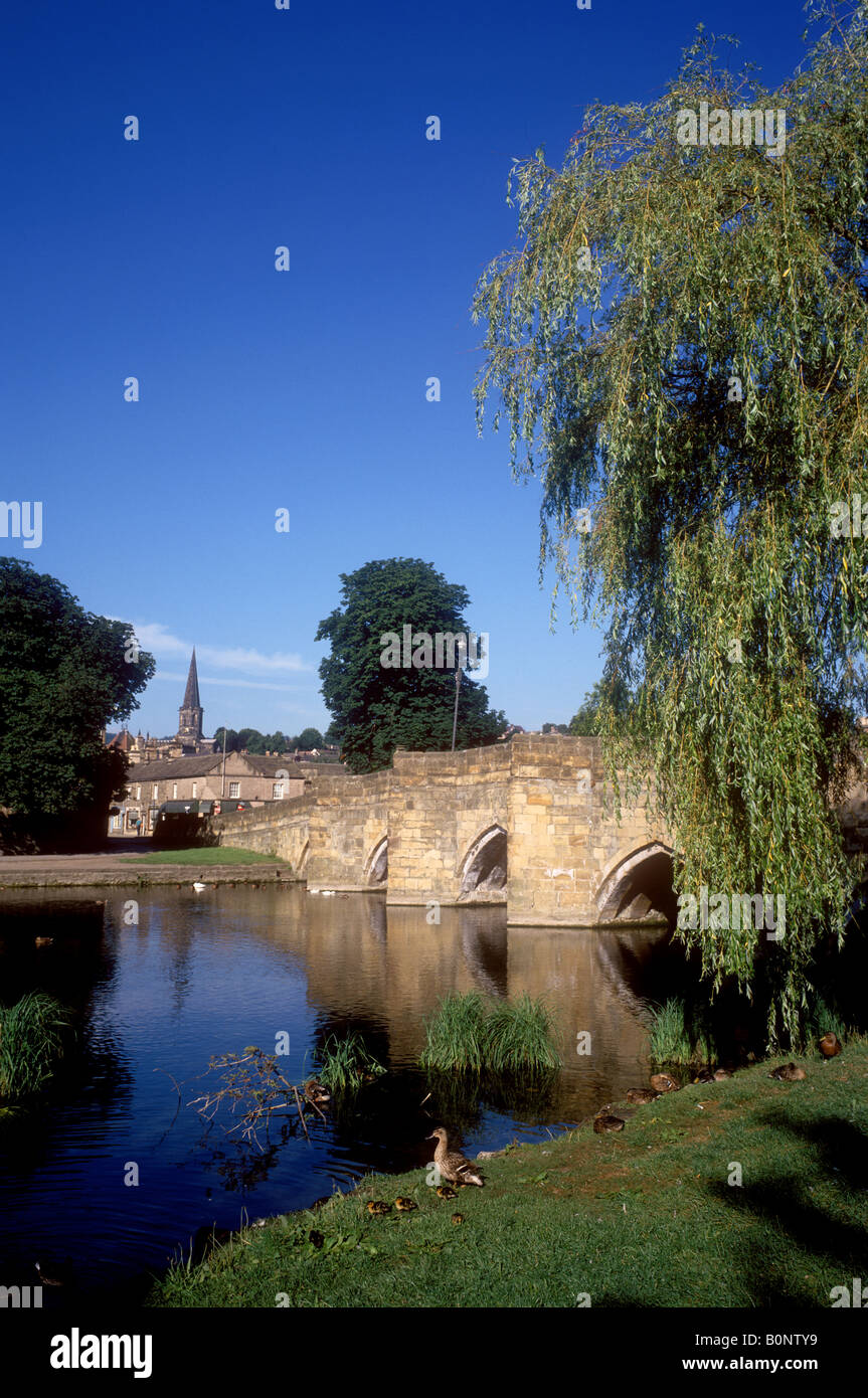 Bakewell - feine alte Brücke über den Fluss Wye Stockfoto