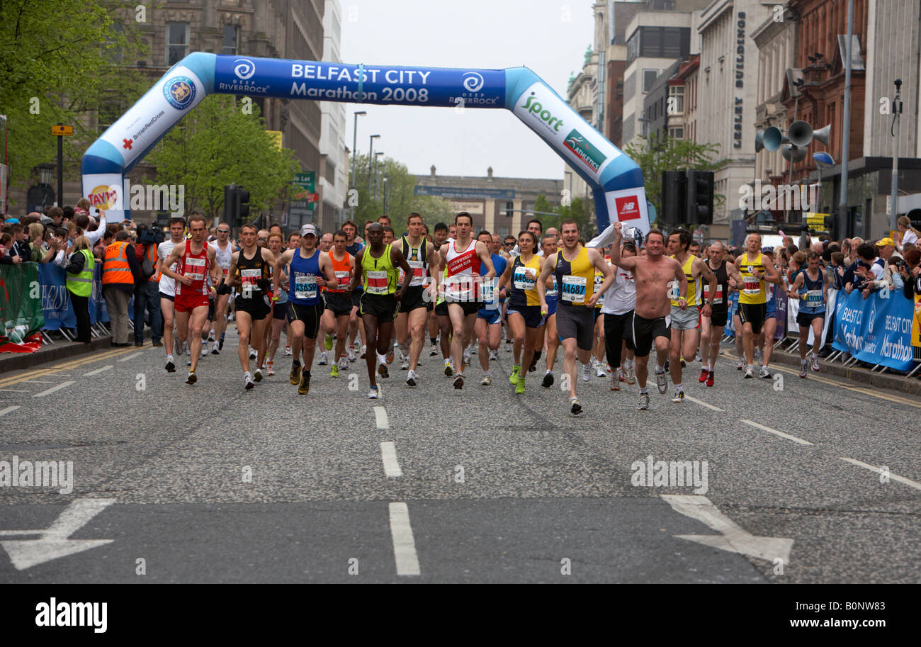 Konkurrenten Rennen Weg von der Startlinie in Belfast Marathon 2008 Belfast City centre Nordirland Stockfoto
