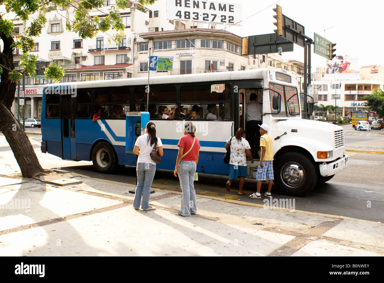 Menschen, die einsteigen in eines öffentlichen Bus in Acapulco, Guerrero, Mexiko Stockfoto