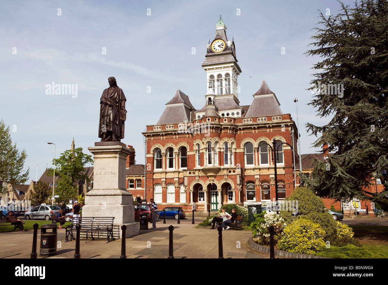 UK England Lincolnshire Grantham St Peters Hill Town Hall und Isaac Newton Statue Stockfoto