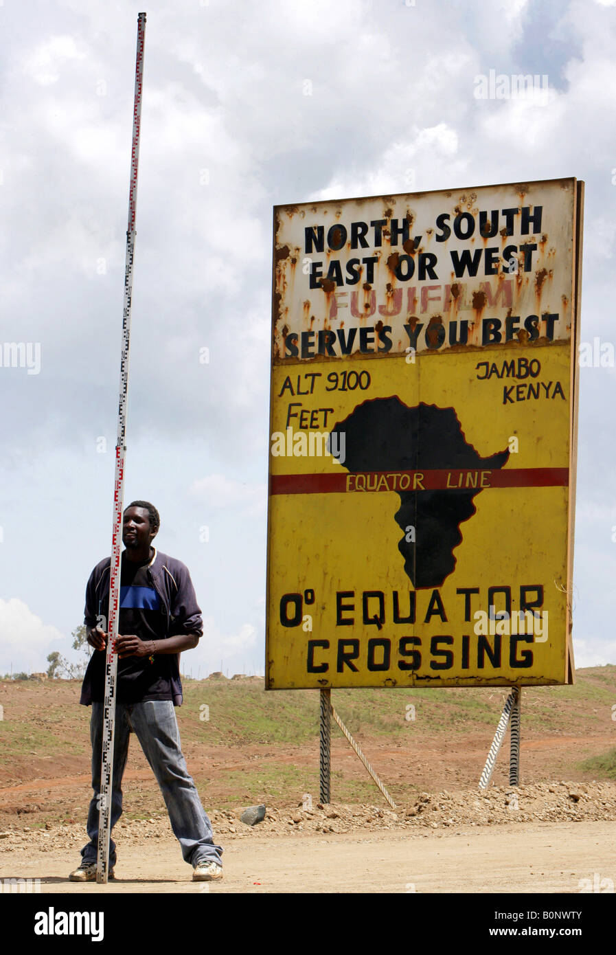Äquator Schild am Straßenrand, Kenia, Rift Valley Stockfoto