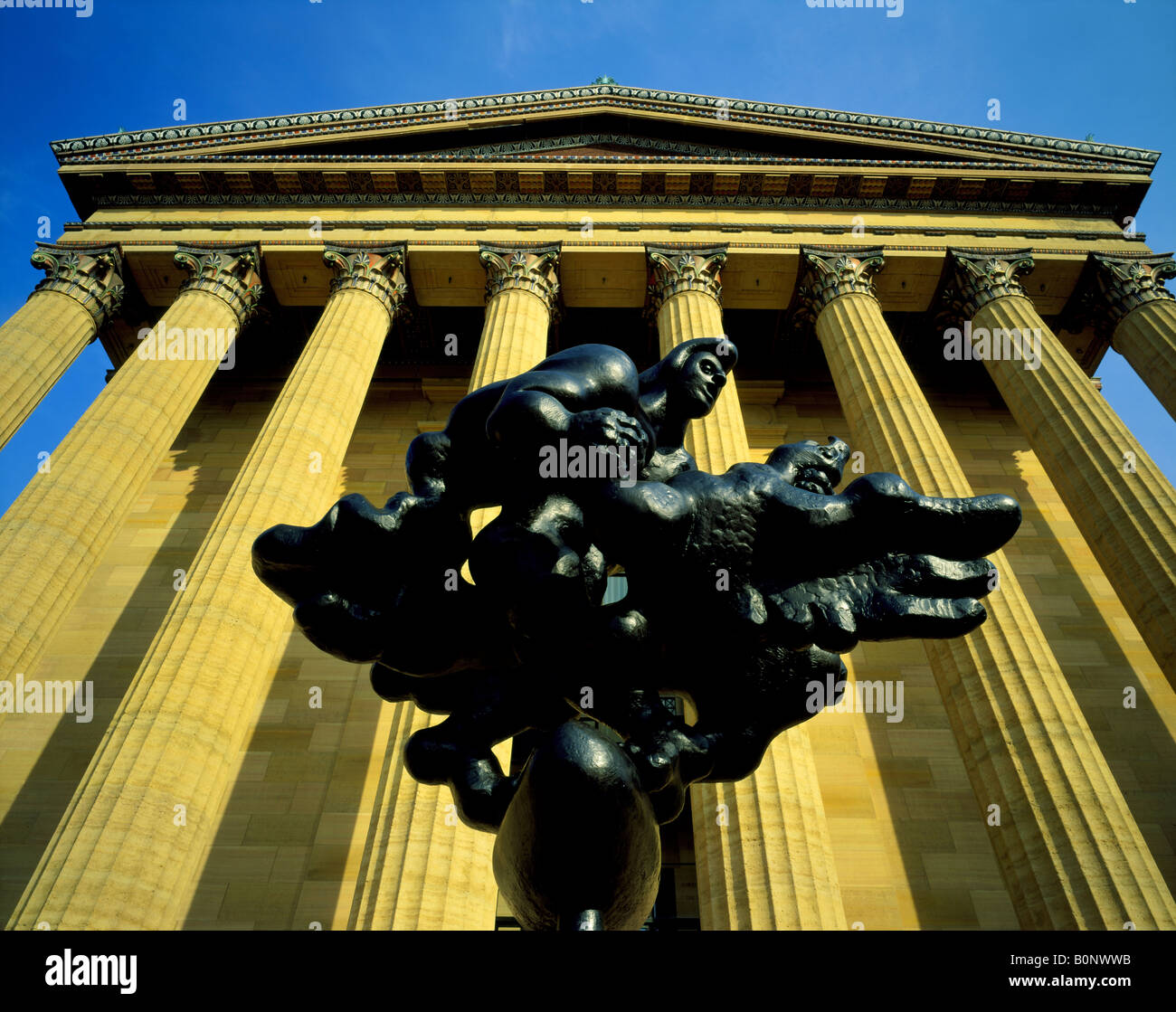 Skulptur und klassischen Säulen, Philadelphia Museum of Art Stockfoto