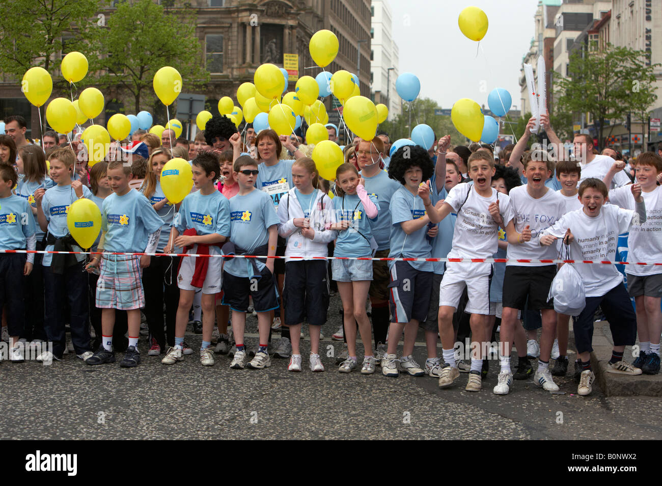 Schar von Kindern Konkurrenten mit Luftballons Linie oben an der Startlinie der Belfast Marathon Volkslauf 2008 Belfast Stadtzentrum Stockfoto