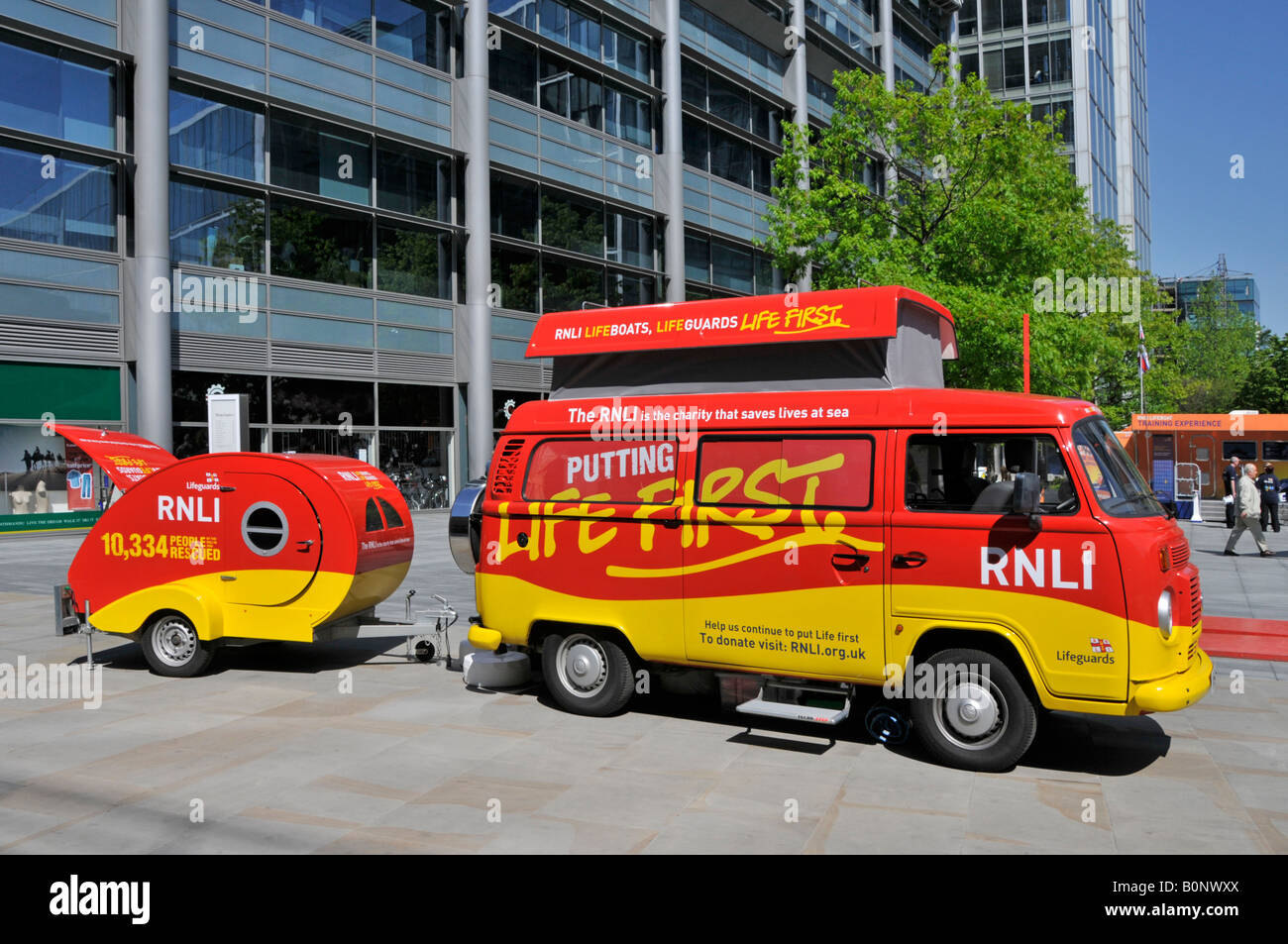 Die Royal National Lifeboat Institution finanziert die Ausstellung auf dem Bishops Square Stockfoto