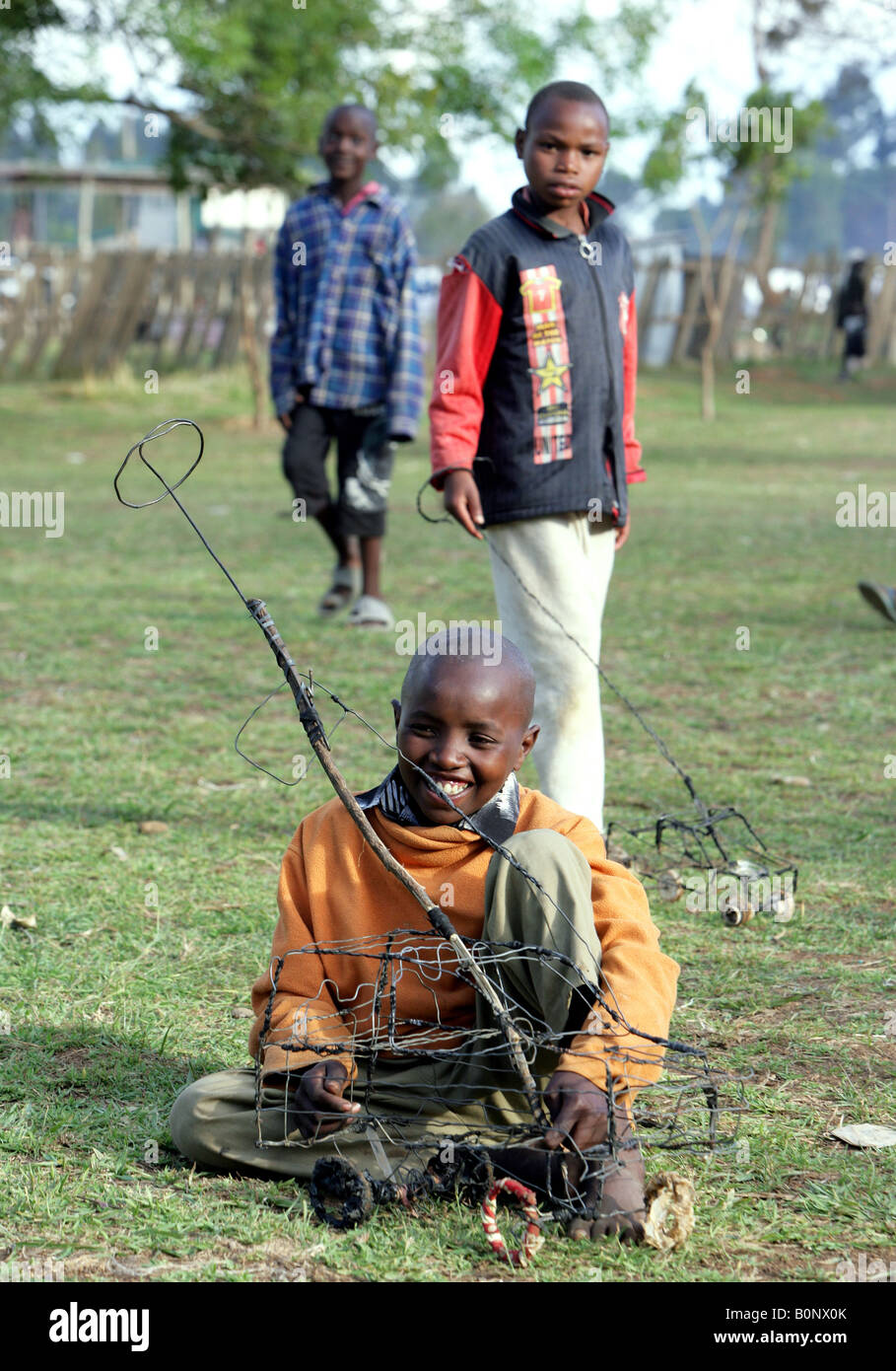 Kenianischen Flüchtlingslager Jungs und ihre Spielzeuge Stockfoto