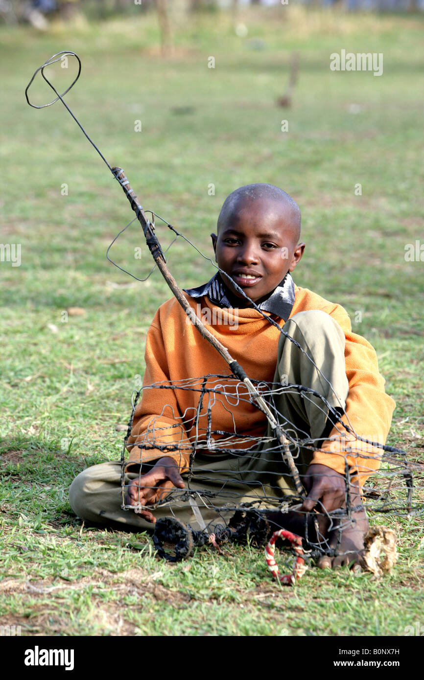 Kenianischen Flüchtlingslager junge mit seinem Spielzeug Stockfoto