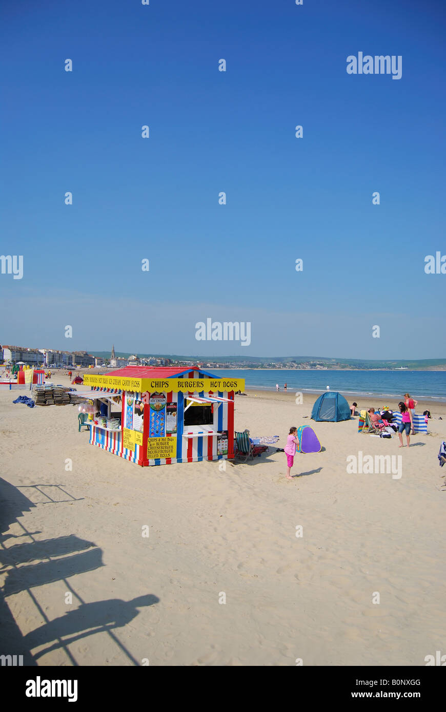 Strand-Szene zeigt bunte Eis Stall, Strand von Weymouth, Weymouth, Dorset, England, Vereinigtes Königreich Stockfoto