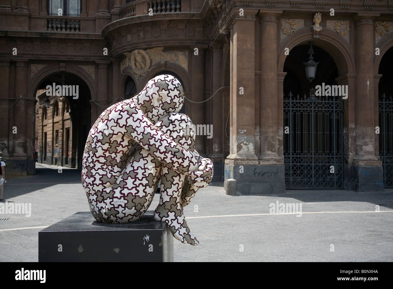 Skulptur des Künstlers G Perez auf der Messe in Piazza Bellini Catania Sizilien Italien Stockfoto