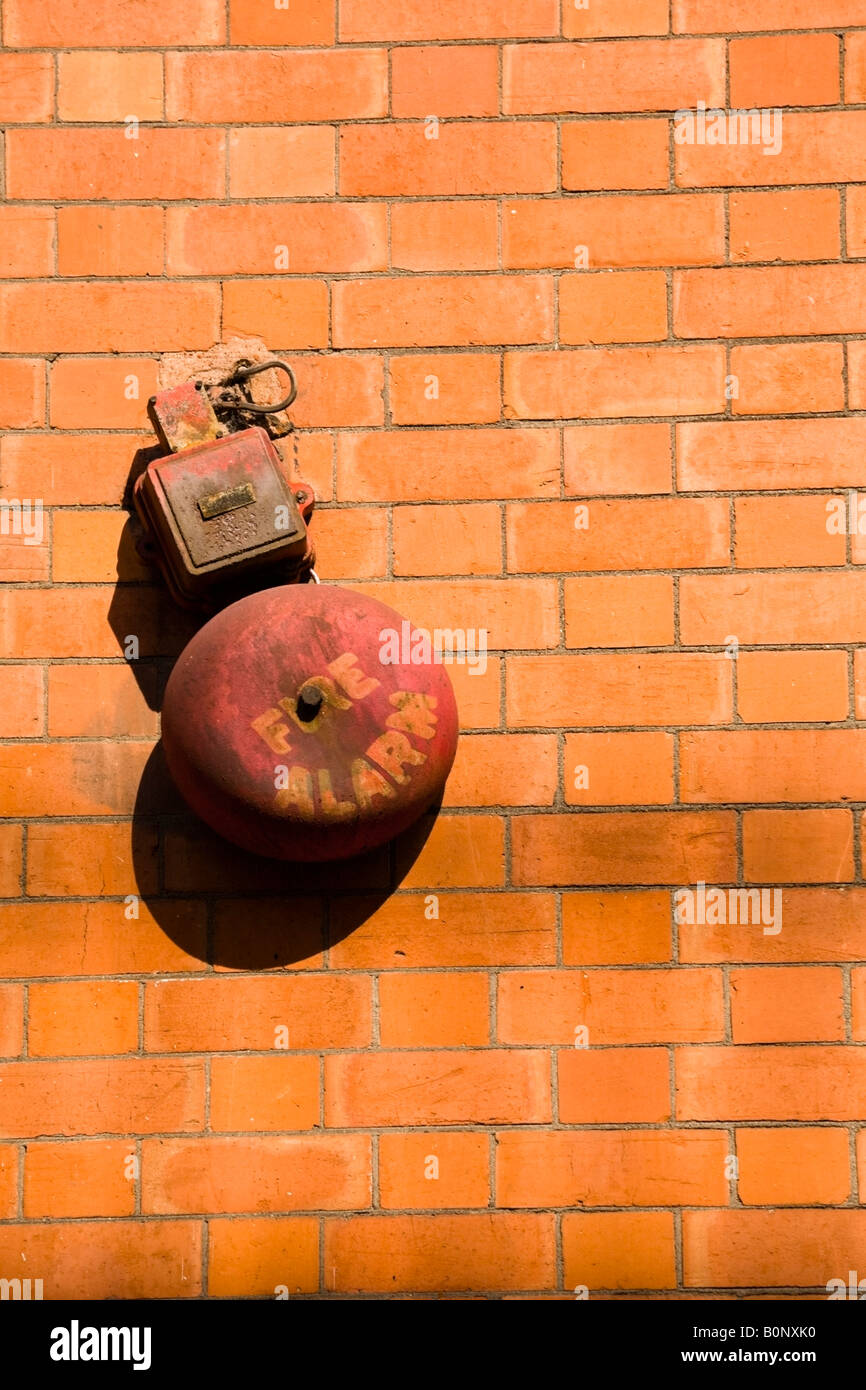 Alten Feueralarm auf roten Backsteinmauer Stockfoto