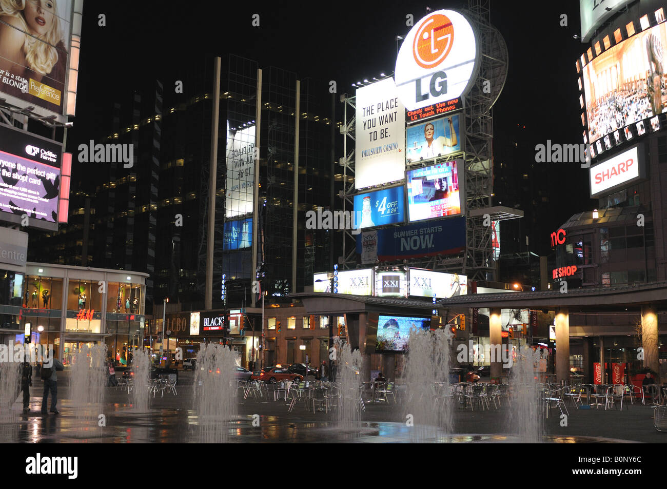 Yonge-Dundas Square, Nacht Toronto, Ontario, Kanada Stockfoto