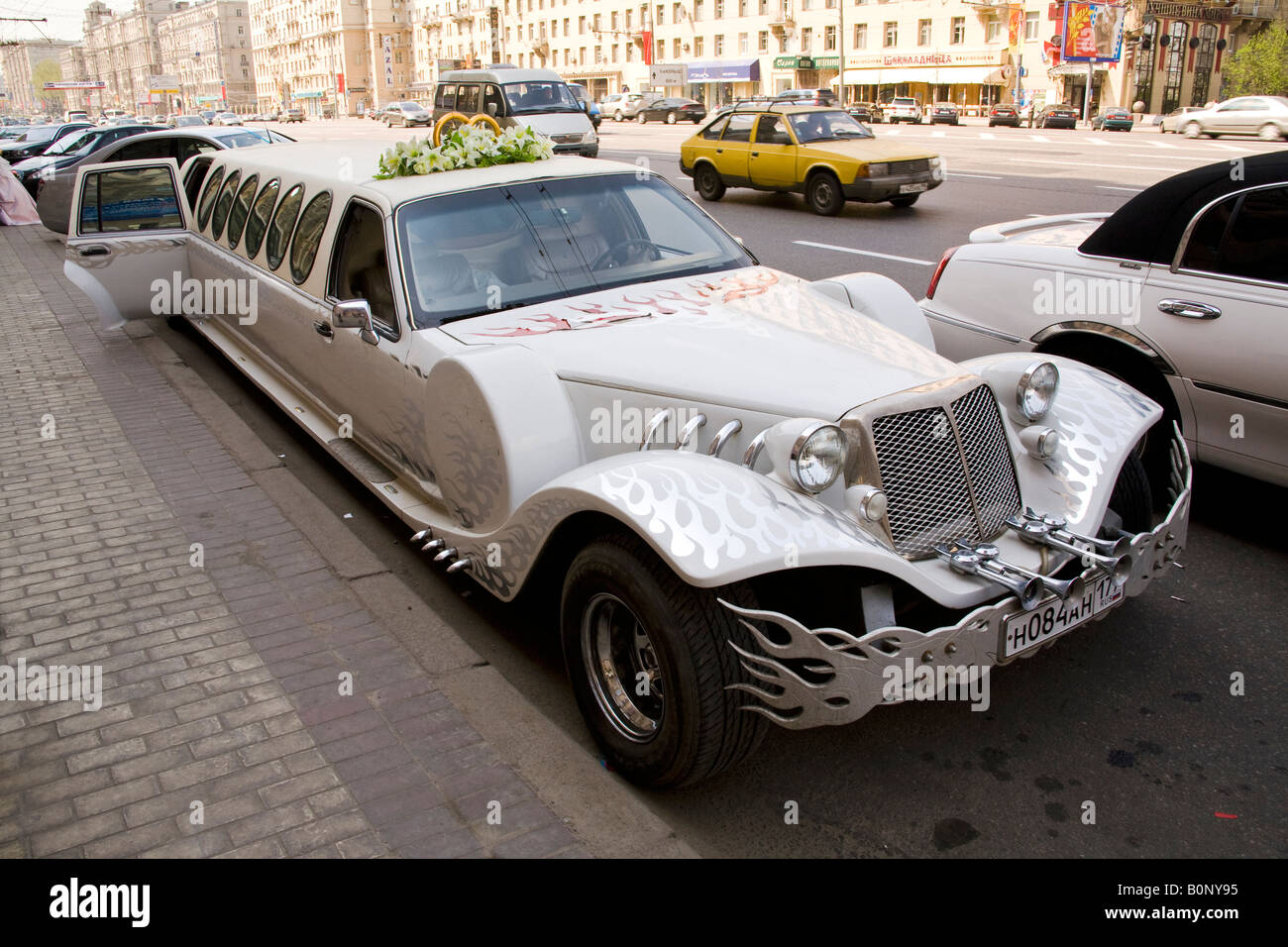 Stretchlimousine zur Hochzeit in Moskau, Russland, Russische Föderation Stockfoto