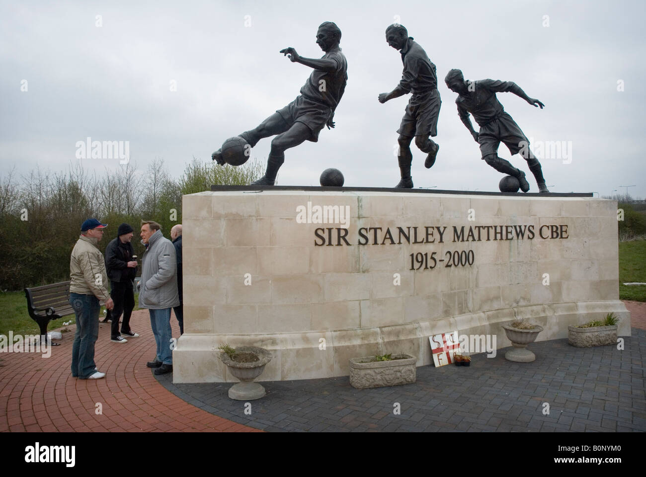 Stoke City 2 Bristol City 1 19. April 2008 Fans trinken durch die Stanley Matthews-Statue Stockfoto