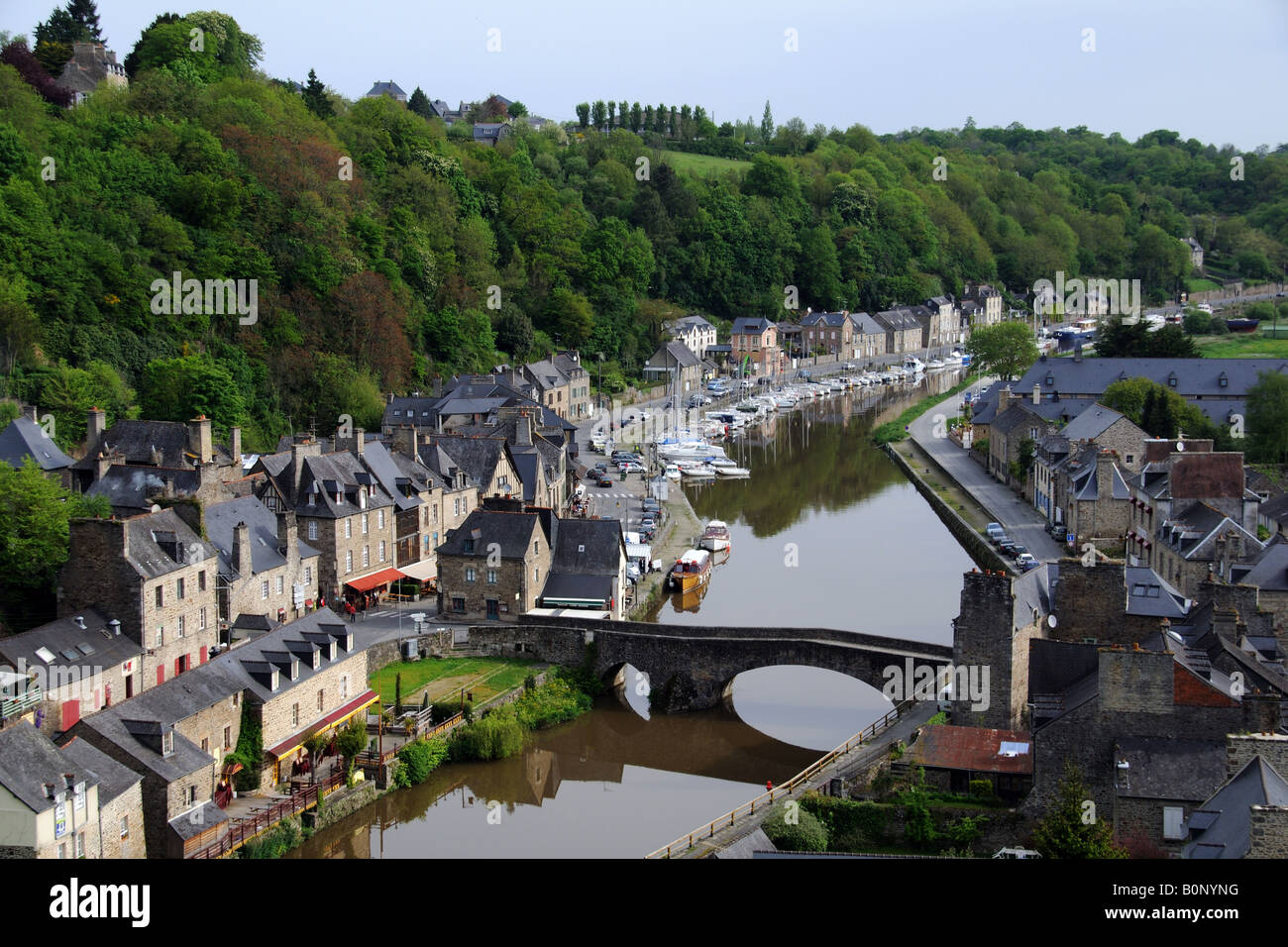 Der Hafen von Dinan, fotografiert von dem Viadukt über den Fluss Rance in Brittany France Stockfoto