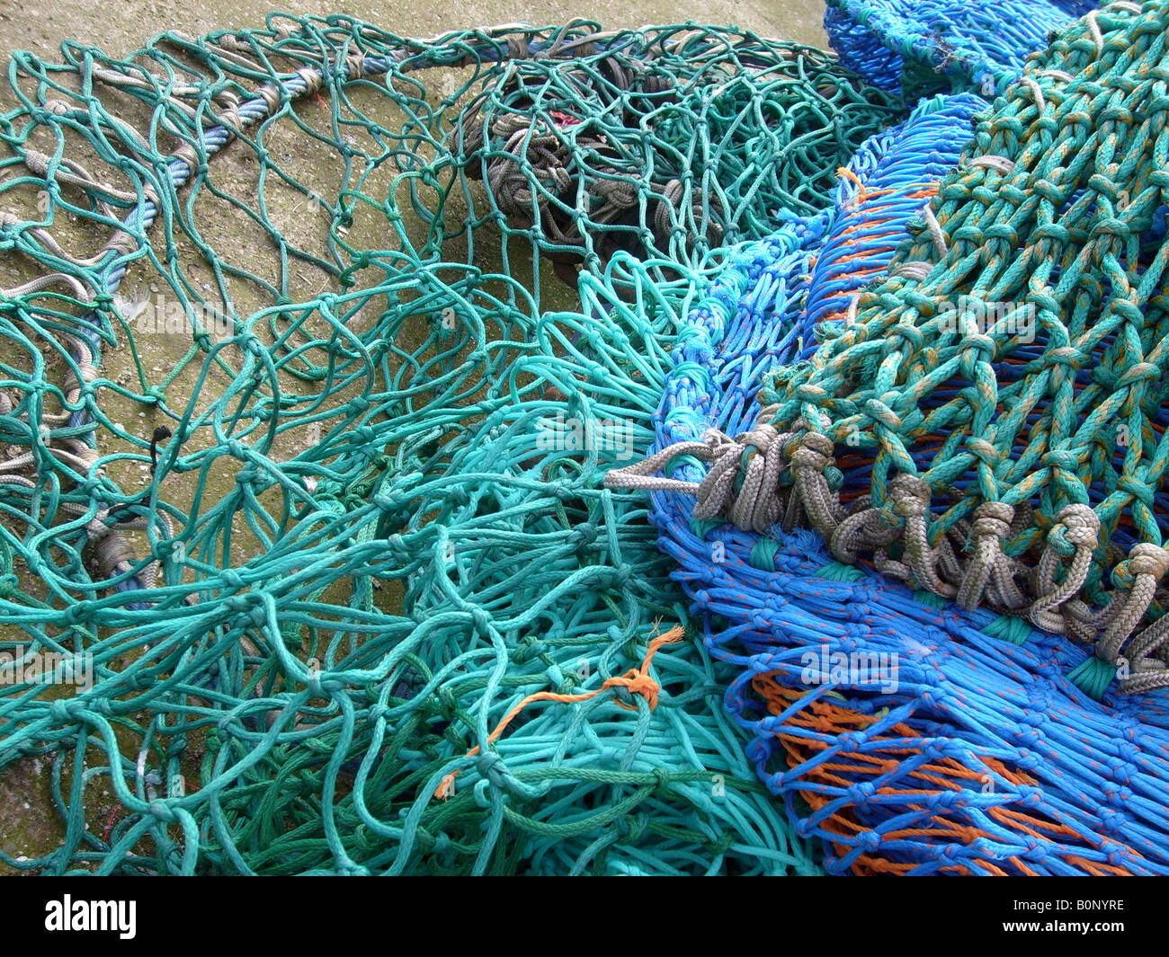 Nahaufnahme von einige Fischernetze zeigt Details und Farben. Stockfoto