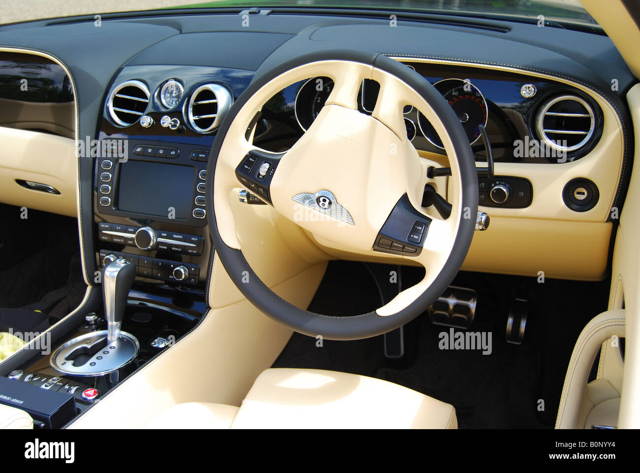 Bentley Azure Armaturenbrett und Lenkrad, Cliveden, Buckinghamshire, England, Vereinigtes Königreich Stockfoto