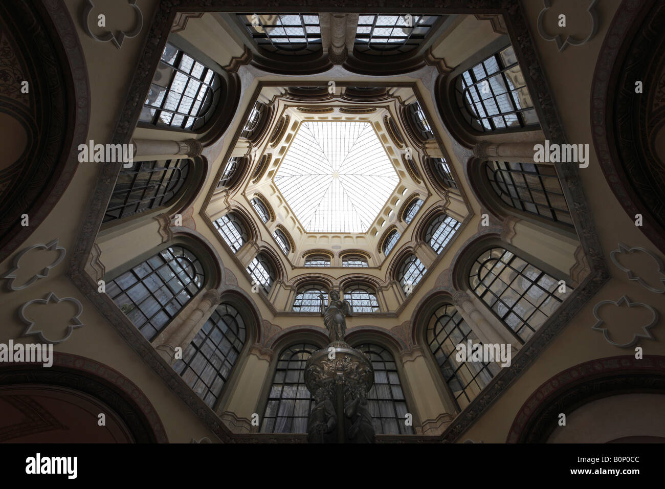 Wien, Freyung Passage Im Palais Ferstel Brunnenhof Mit Donaunixenbrunnen Stockfoto