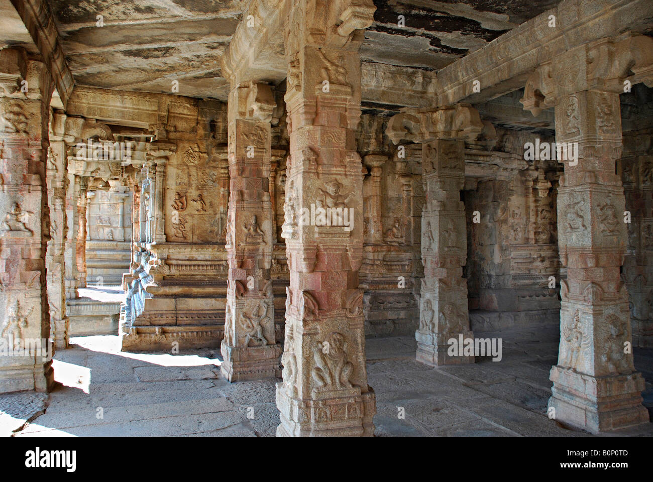 Wunderschön geschnitzte Steinsäulen Vittala Tempel, Hampi, Karnataka, Indien Stockfoto