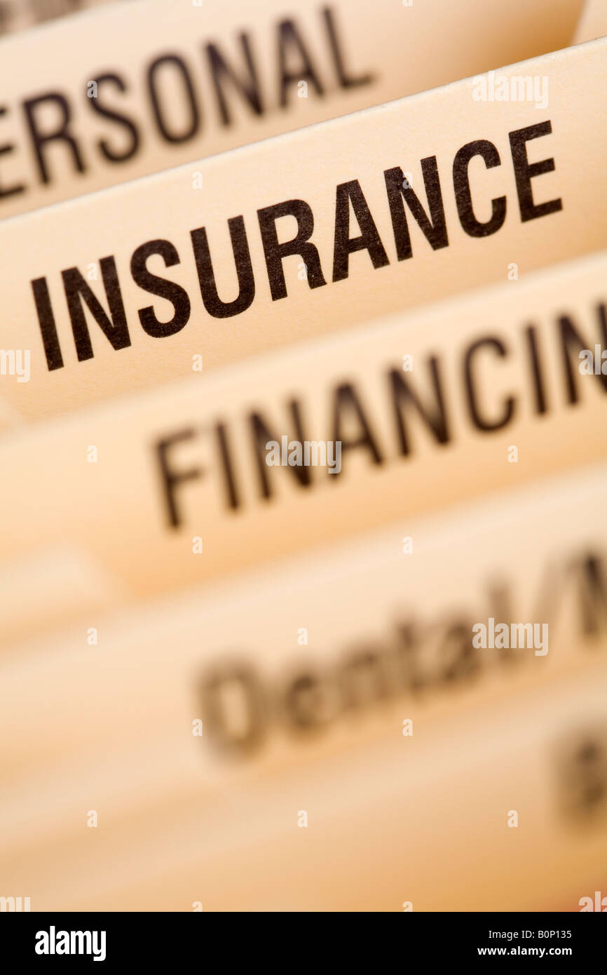 Nahaufnahme des Ordners für Haushaltsrechnungen mit Schwerpunkt Versicherung Stockfoto
