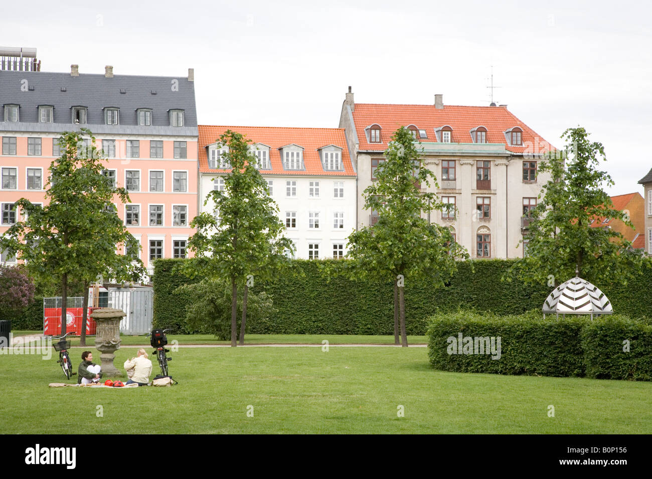 Junge Dänen Picknick im Rosenborg Have, Kopenhagen, Dänemark. Stockfoto
