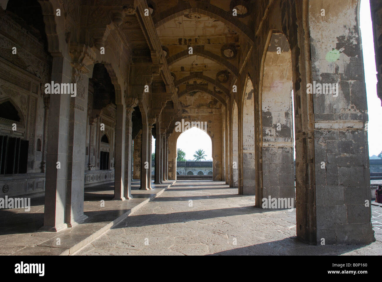 Säulen und Bögen, Ibrahim Rouza, Bijapur, Karnataka, Indien Stockfoto