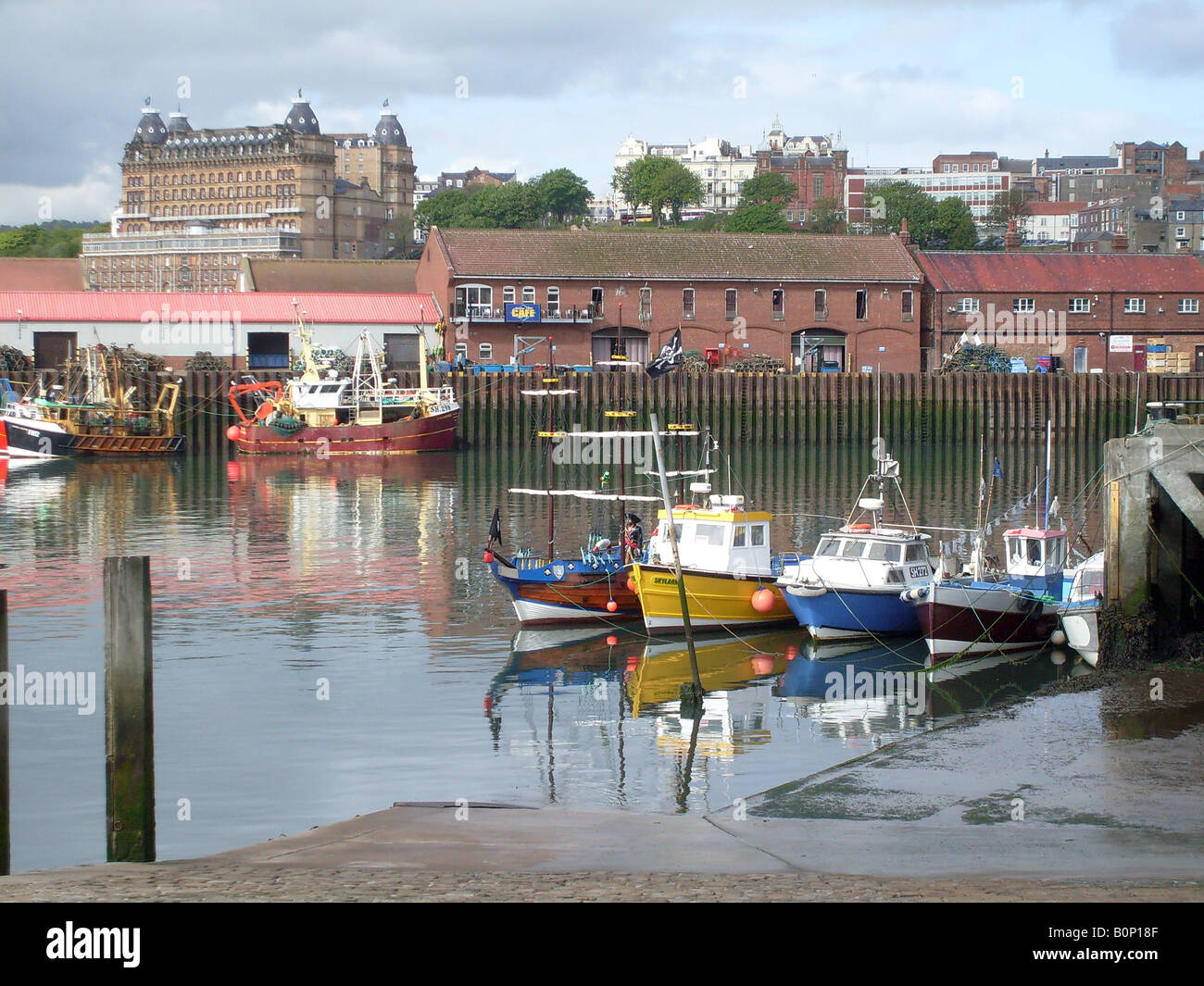 Slipanlage führt zum Hafen von Scarborough, North Yorkshire, England. Stockfoto