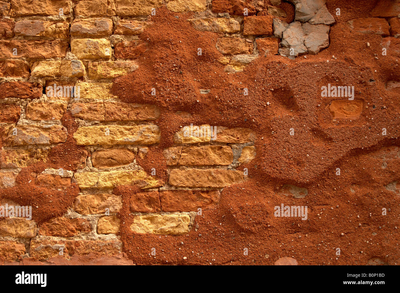 Venezianischen alte gemauerte Wand mit fallen rote Mörtel Stockfoto
