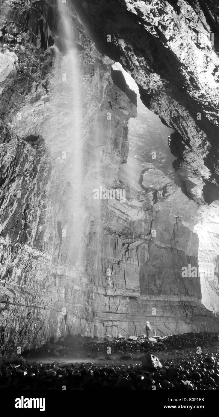 Höhlenforschung in klaffenden Gill Yorkshire Stockfoto