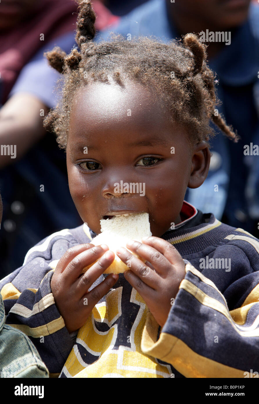 kenianische Flüchtling Mädchen (3 Jahre alt) in einem Flüchtlingslager für IDP´s (Binnenvertriebene) in Limuru/Kenia Stockfoto