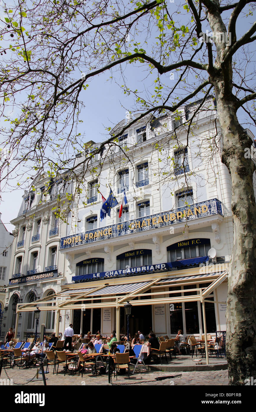 Gäste vor einem Restaurant in der Place Chateaubriand in St Malo Brittany France Stockfoto