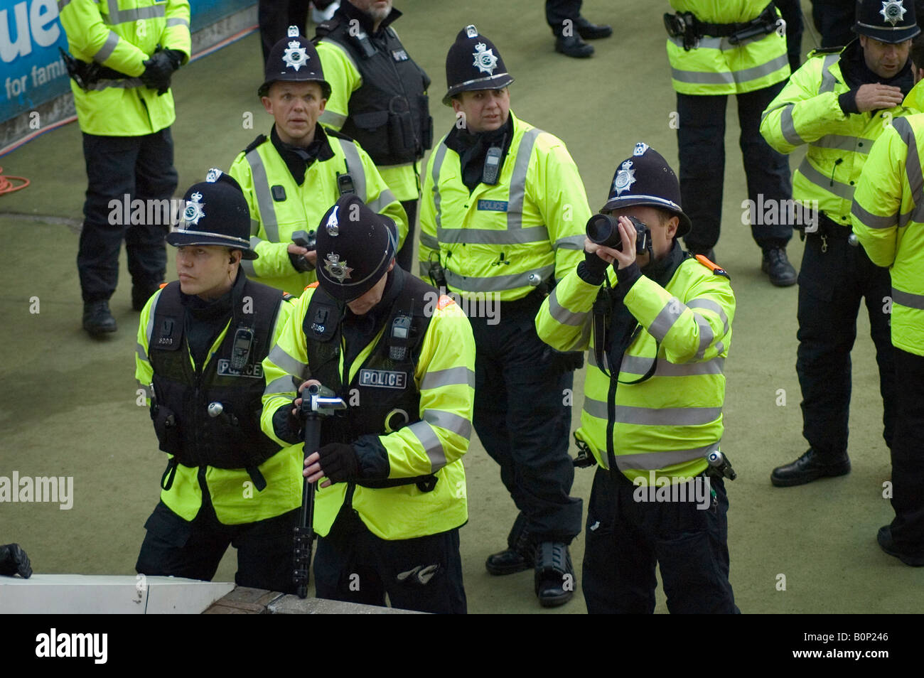 Stoke City 2 Bristol City 1-19. April 2008 Polizei fotografieren der Weg Unterstützer Stockfoto