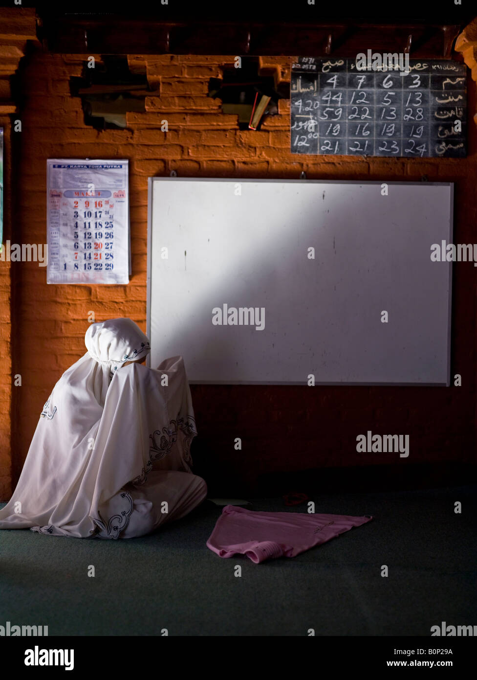 Frau beten, Masjid Panjunan, Cirebon, Java, Indonesien Stockfoto