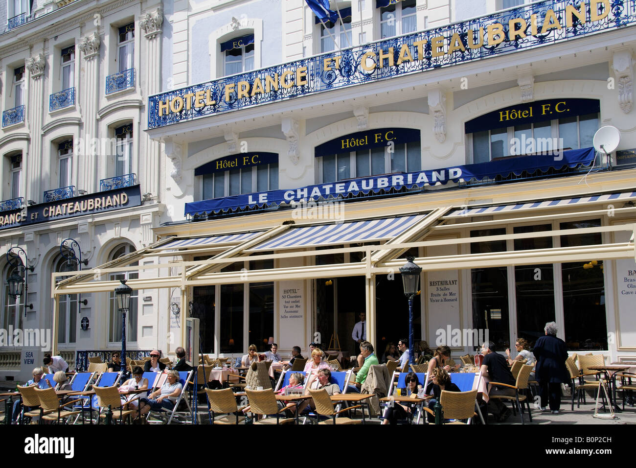 Gäste vor einem Restaurant in der Place Chateaubriand in St Malo Brittany France Stockfoto