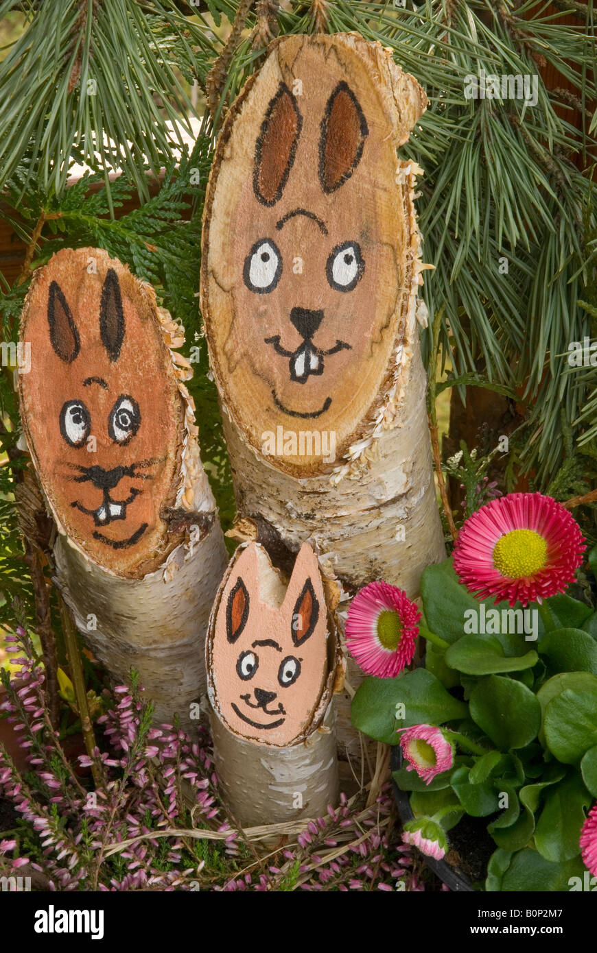 Osterhase Gesichter gemalt auf Baumstämmen Stockfotografie - Alamy