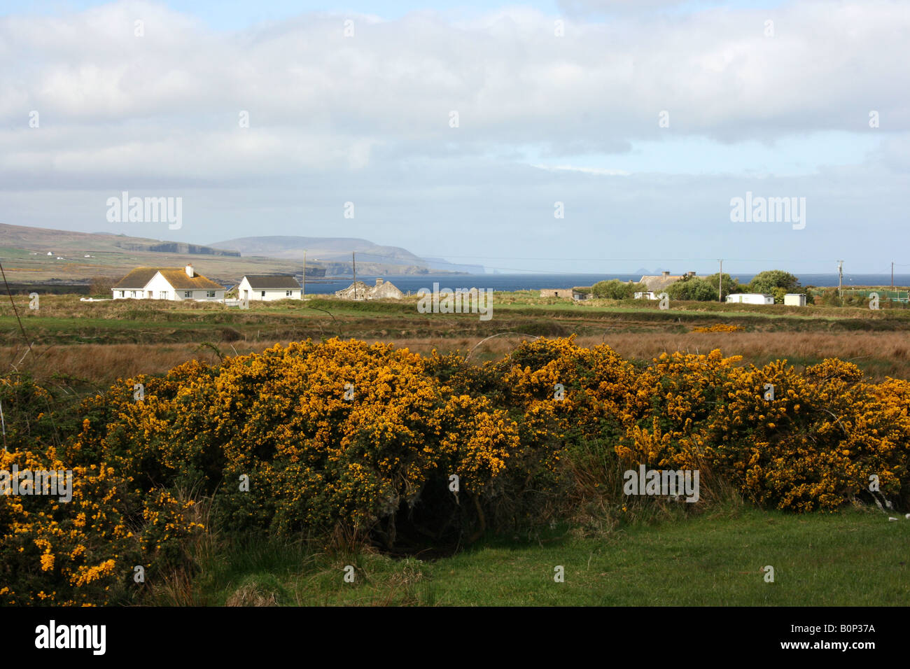 abgelegenen Häusern in der Nähe von Ballycastle an der Nordküste des County Mayo, Irland Stockfoto