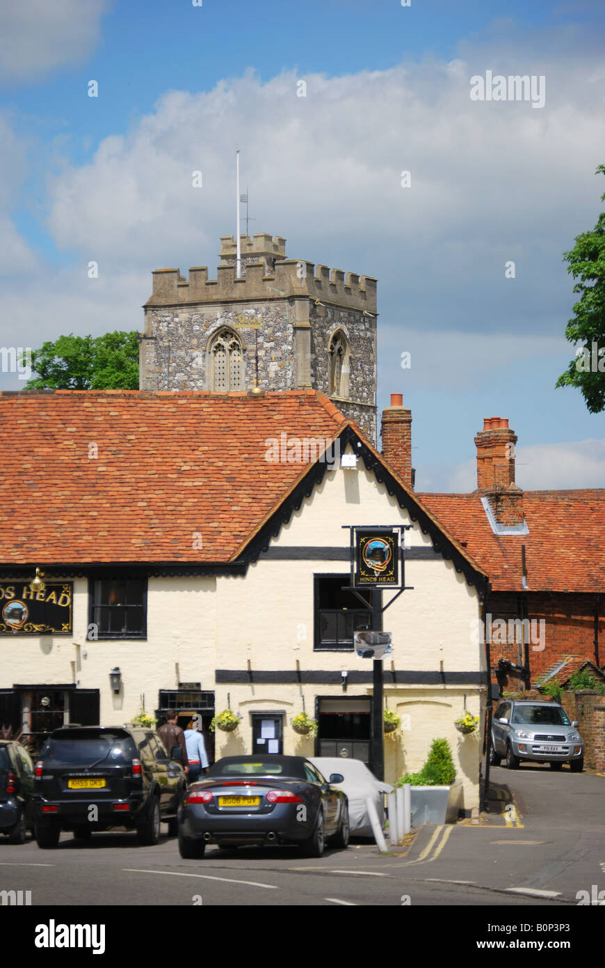 Hinds Head Pub und Bray Kirche, High Street, Bray, Berkshire, England, Vereinigtes Königreich Stockfoto