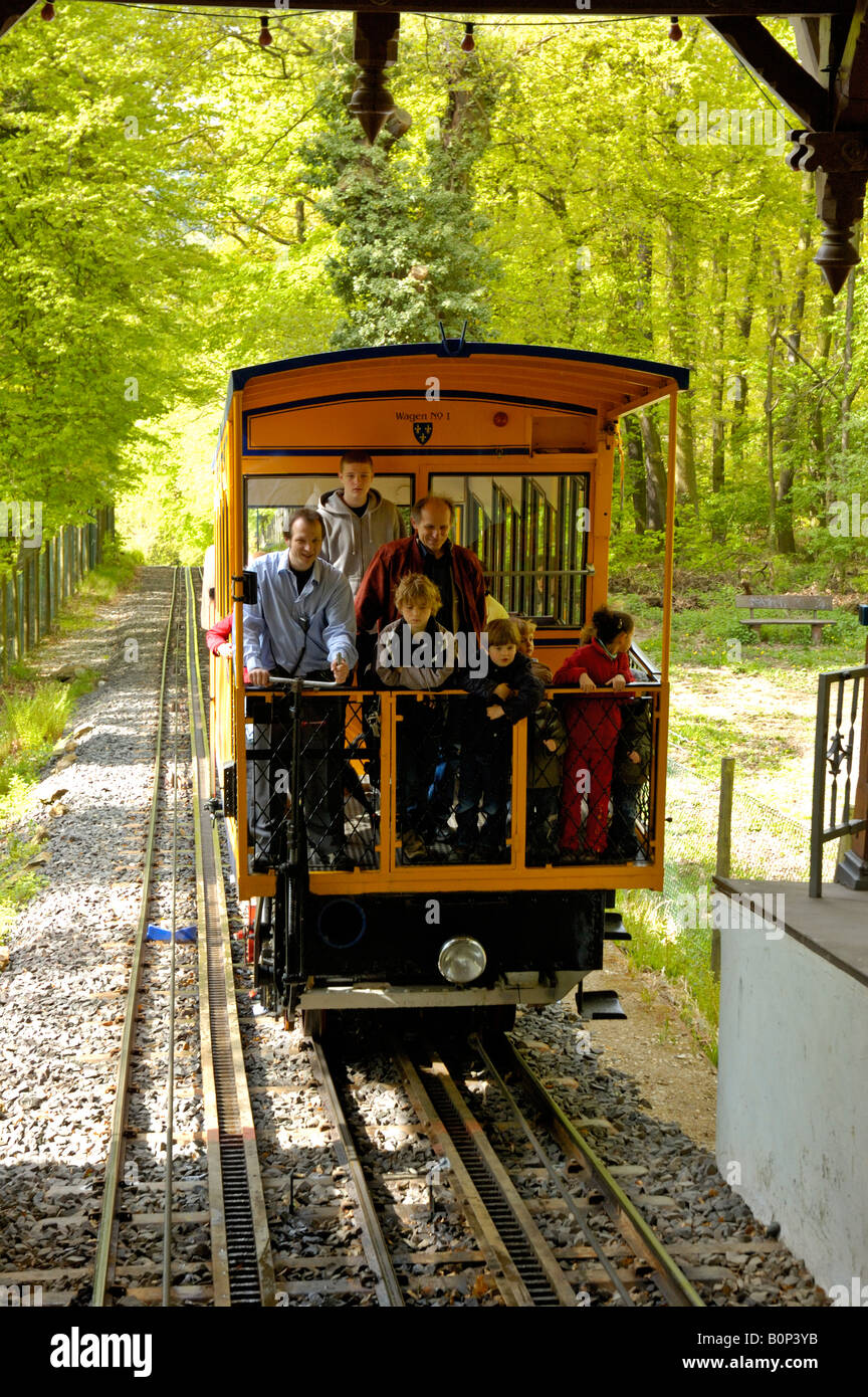 Nerobergbahn, Standseilbahn, Zug Ankunft am Gipfel Bahnhof, Wiesbaden, Deutschland. Stockfoto